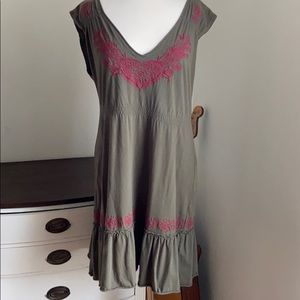 Johnny Was olive w maroon trim dress